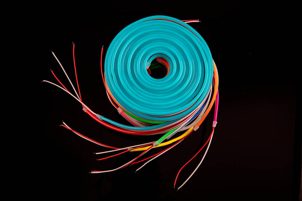 Neonové flexibilní páskové světlo. Flexibilní led páska neon flex v různých barvách na černém pozadí. - Fotografie, Obrázek