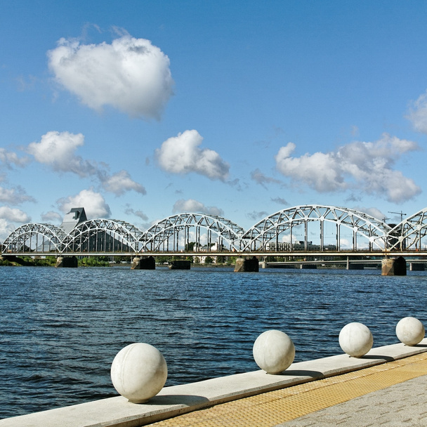 most kolejowy nad rzeką. - Zdjęcie, obraz