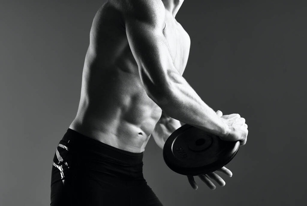 Estudio disparado. bodybuilder masculino, atleta desnuda con peso - Foto, imagen