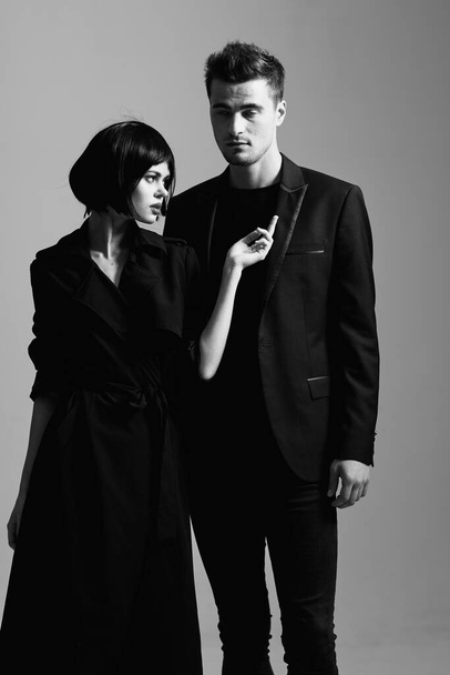 Jeune beau couple posant en studio. Noir et blanc   - Photo, image