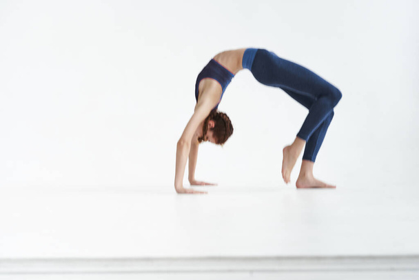 Joven hermosa mujer practicando yoga
 - Foto, imagen
