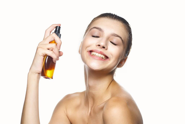 Mladá žena s kosmetickým produktem - Fotografie, Obrázek