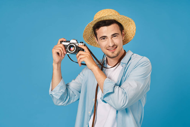 junger schöner Mann Tourist mit Kamera im Studio - Foto, Bild