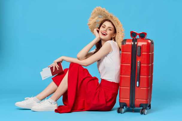 Junge Frau mit rotem Koffer im Atelier - Foto, Bild