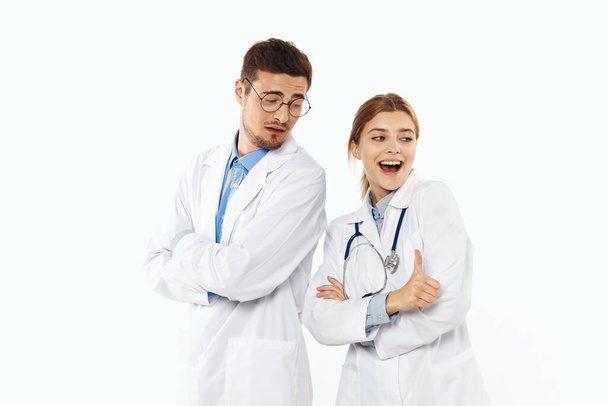 Mladí lékaři jsou šťastní ve studiu, izolované pozadí.  - Fotografie, Obrázek