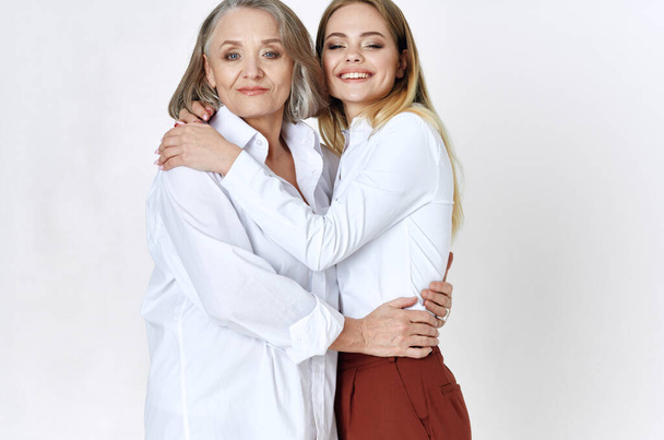 Seniorin und junge Frauen umarmen sich im Studio  - Foto, Bild
