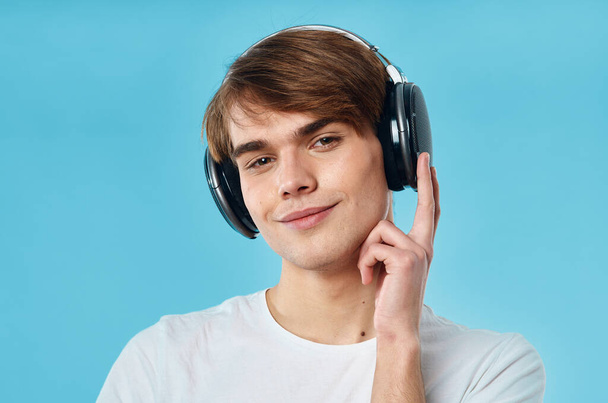 jeune homme dans les écouteurs en studio  - Photo, image