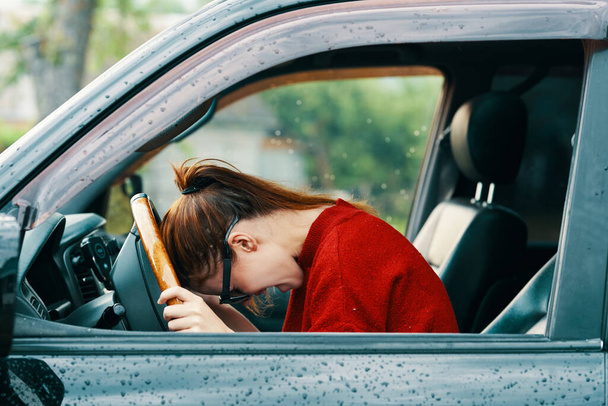 Nuori kaunis emotionaalinen nainen kuljettaja autossa - Valokuva, kuva