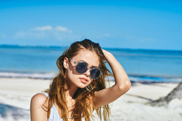 Jeune belle femme relaxante sur la plage - Photo, image