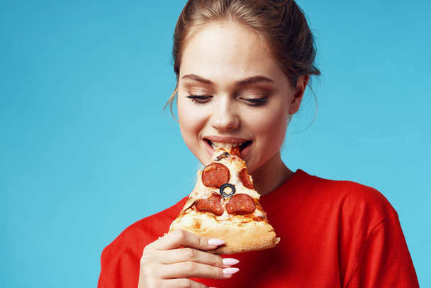 красивая женщина с пиццей на изолированном фоне  - Фото, изображение