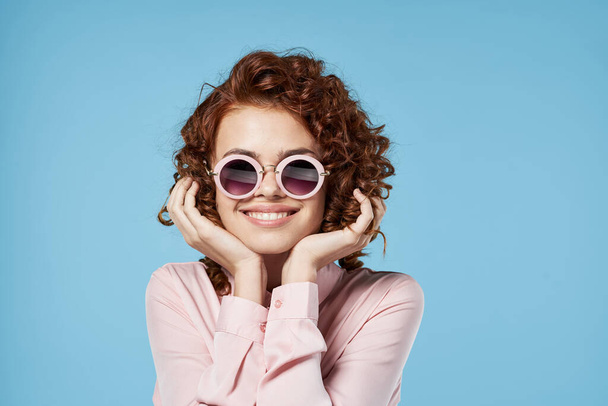 młoda piękna kobieta w okularach przeciwsłonecznych - Zdjęcie, obraz