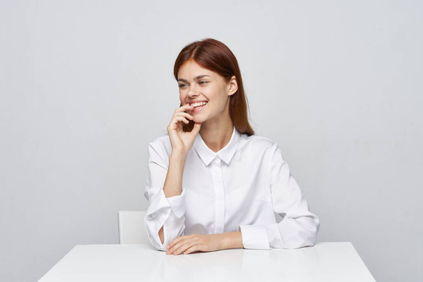 young beautiful smiling woman sitting in the office  - Fotoğraf, Görsel