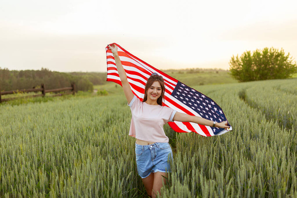Ημέρα ανεξαρτησίας έννοια με γυναίκα ξαπλωμένη στην αμερικανική σημαία - Φωτογραφία, εικόνα