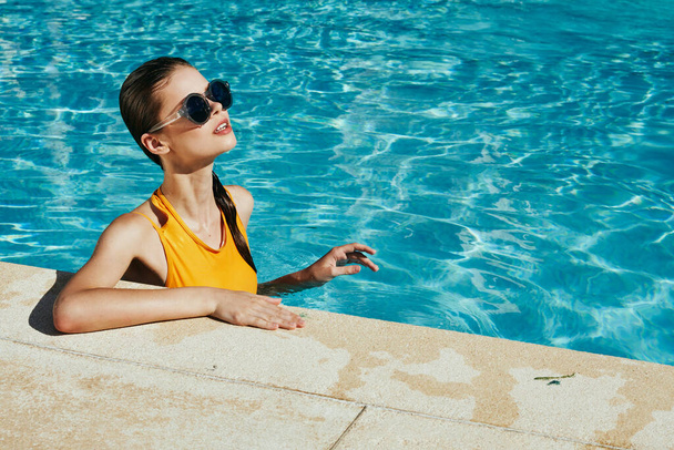 Joven hermosa mujer relajándose en la piscina
   - Foto, Imagen