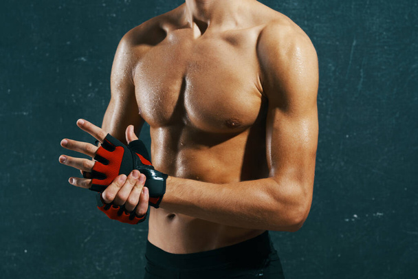 Een studio opname. mannelijke bodybuilder, jonge atleet poseren - Foto, afbeelding