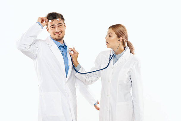 γιατροί στο στούντιο απομονωμένοι σε λευκό φόντο. γυναίκα με στηθοσκόπιο - Φωτογραφία, εικόνα