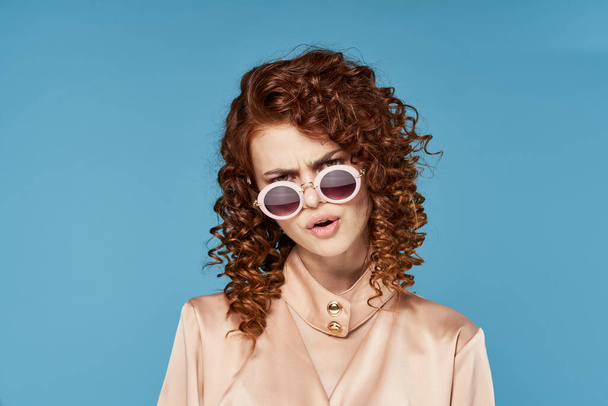 young beautiful woman wearing sunglasses - Foto, afbeelding