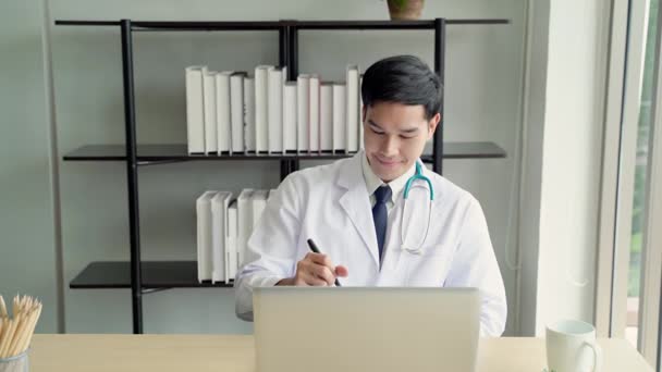 Psicólogo asiático haciendo llamada de conferencia en el ordenador portátil, consultando paciente a distancia en línea en el chat de vídeo, tecnología de tratamiento en línea
 - Imágenes, Vídeo