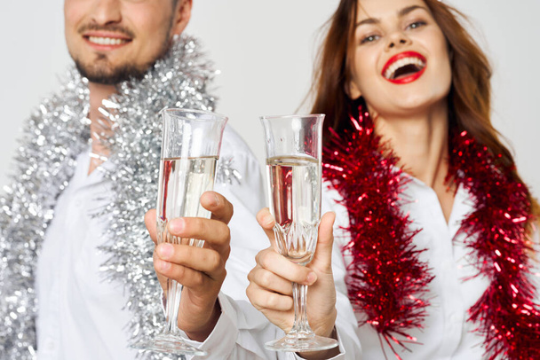 portrét mladého krásného páru oslavujícího Nový rok se šampaňským - Fotografie, Obrázek