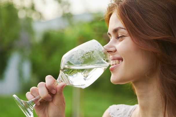 Молодая красивая женщина пьет вино
  - Фото, изображение