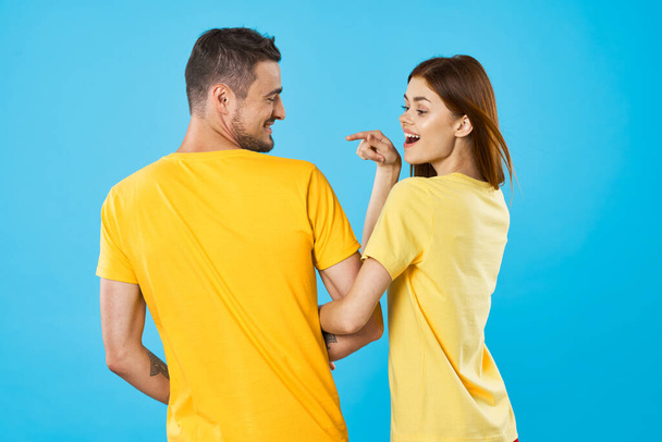 νεαρό όμορφο ζευγάρι σε t-shirts ποζάρουν στο στούντιο σε απομονωμένο φόντο - Φωτογραφία, εικόνα