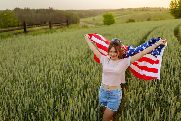 Konzept für den Unabhängigkeitstag: Frau legt sich auf amerikanische Flagge - Foto, Bild