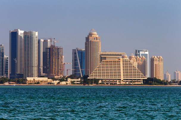 ドーハ、カタールの西湾都市スカイライン - 写真・画像