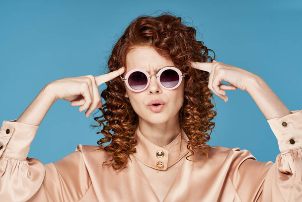 fiatal gyönyörű nő visel napszemüveg - Fotó, kép