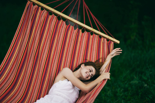 Nuori kaunis nainen rentouttava riippumatossa  - Valokuva, kuva