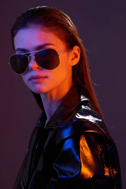 Stüdyoda poz veren güneş gözlüklü güzel moda kadını. - Fotoğraf, Görsel