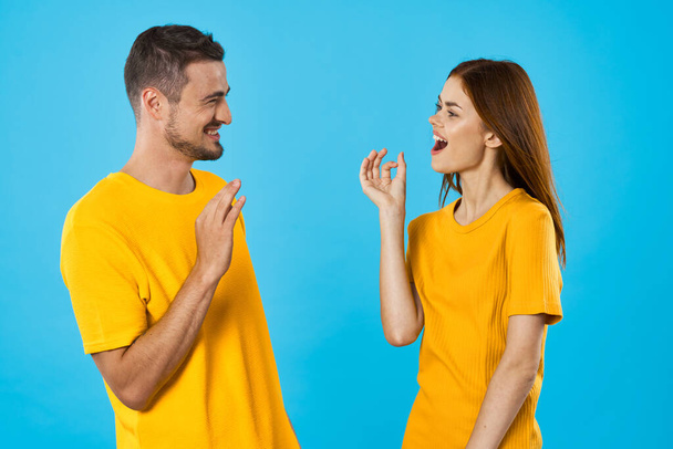 fiatal nő és férfi beszél kék háttér  - Fotó, kép