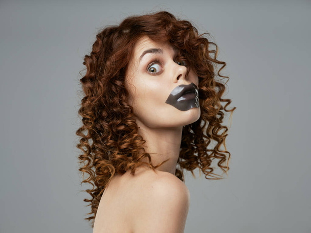 Młoda kobieta z hydrożelowym plastrem na ustach - Zdjęcie, obraz