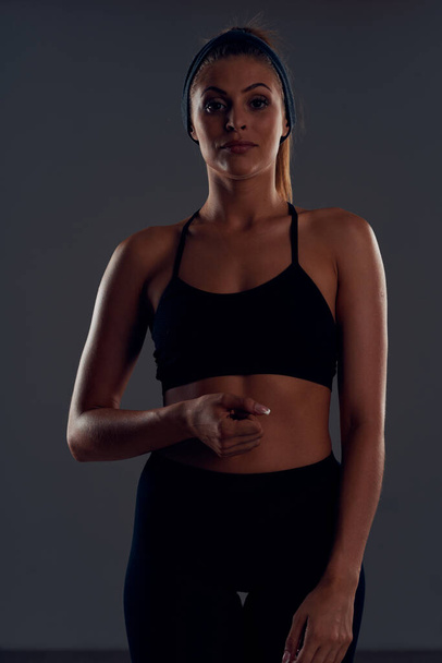 Στιγμιότυπο. Νεαρή γυμνασμένη μυϊκή γυναίκα σε απομονωμένο φόντο    - Φωτογραφία, εικόνα