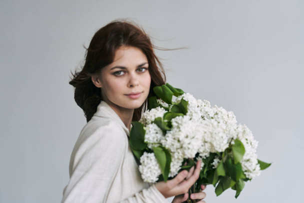 Young beautiful woman with lilacs in studio - Fotoğraf, Görsel