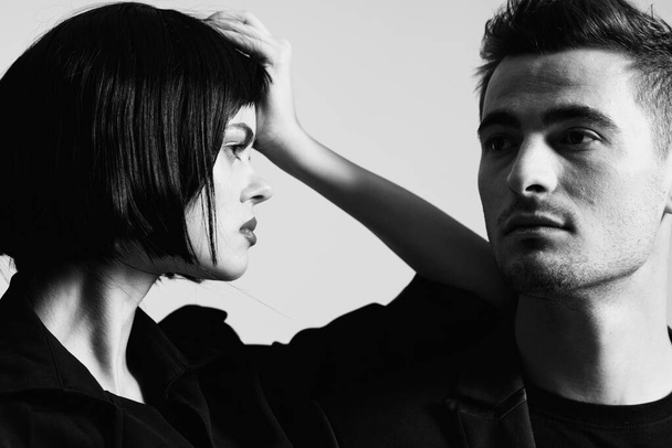 Jeune beau couple posant en studio. Noir et blanc.    - Photo, image