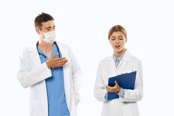 γιατροί που μιλούν στο στούντιο απομονωμένοι σε λευκό φόντο.  - Φωτογραφία, εικόνα