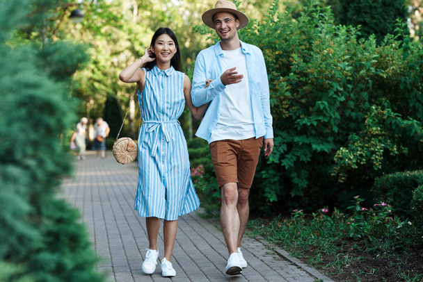 Young beautiful couple walking   in summer park. - Fotografie, Obrázek