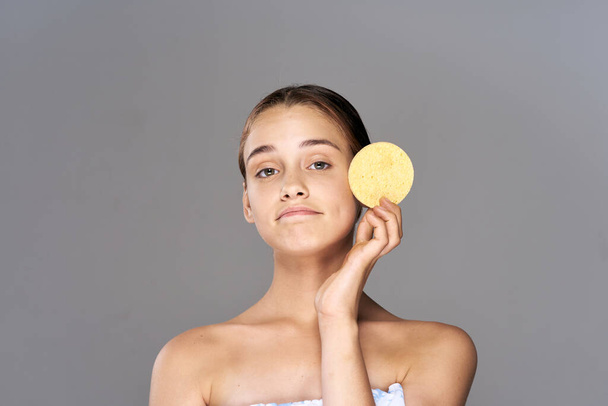Young beautiful woman with sponge - Foto, afbeelding