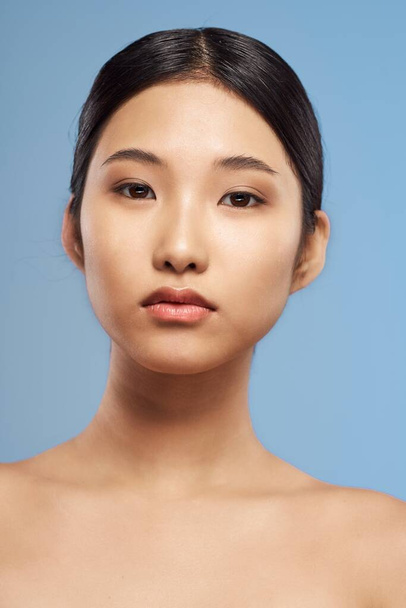 Retrato de joven hermosa mujer asiática aislada en azul - Foto, Imagen