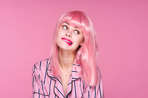 joven hermosa mujer en rosa peluca posando en estudio
  - Foto, Imagen