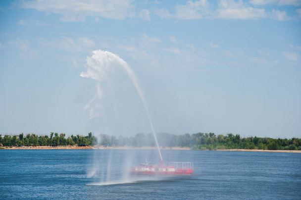 Feuerwehrboot versprüht Wasserstrahlen - Foto, Bild