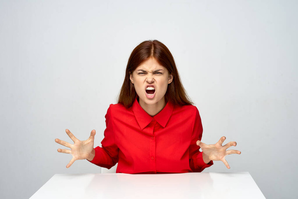 giovane donna d'affari arrabbiata seduta alla scrivania gridando - Foto, immagini