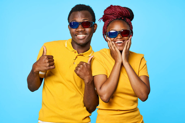fiatal afrikai pár 3D-s szemüvegben stúdióban hüvelykujjal felfelé  - Fotó, kép