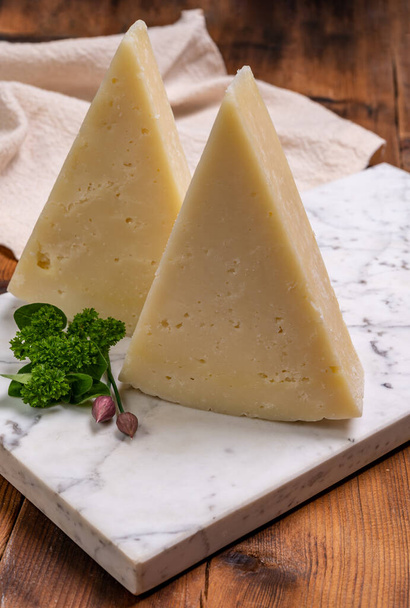 Stücke gereiften Pecorino romano italienischen Käse aus Schafsmilch in Latium, Sardinien oder der Toskana aus nächster Nähe - Foto, Bild