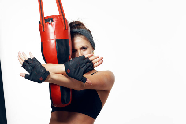 Студийный снимок Молодая женщина боксер упражнения, изолированный фон
 - Фото, изображение