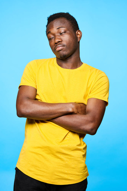 fiatal jóképű férfi pózol stúdióban elszigetelt kék háttér - Fotó, kép