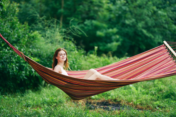 Mladá krásná žena relaxující v houpací síti - Fotografie, Obrázek