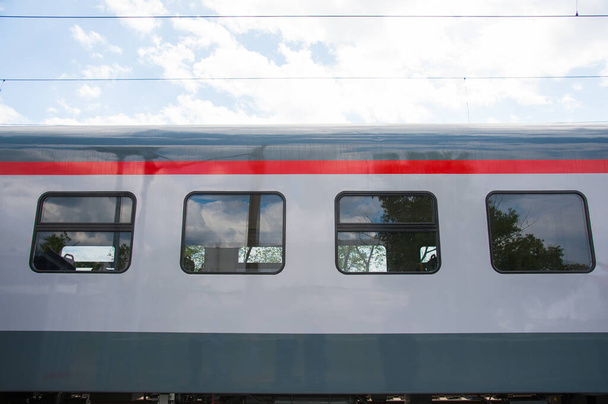 Tren rojo en la moderna estación central ferroviaria - Foto, Imagen