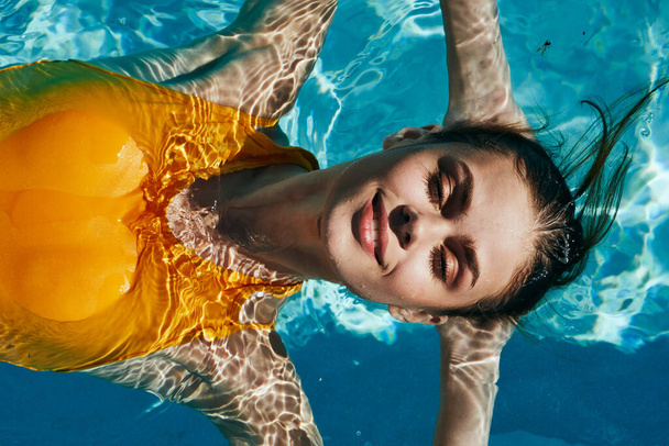 Joven hermosa mujer relajándose en la piscina
   - Foto, imagen