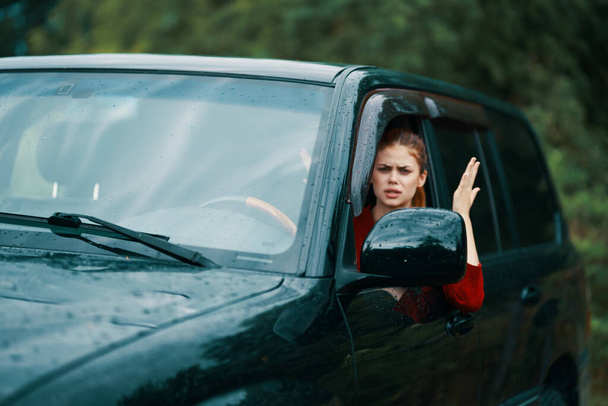 Joven hermosa mujer emocional conductor en el coche - Foto, Imagen
